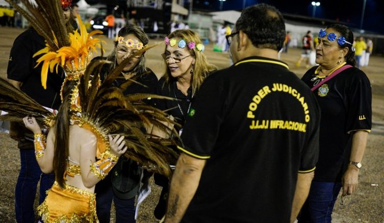 Vai pro Sambódromo? Entenda o que fazer com crianças e adolescentes no Carnaval de Manaus