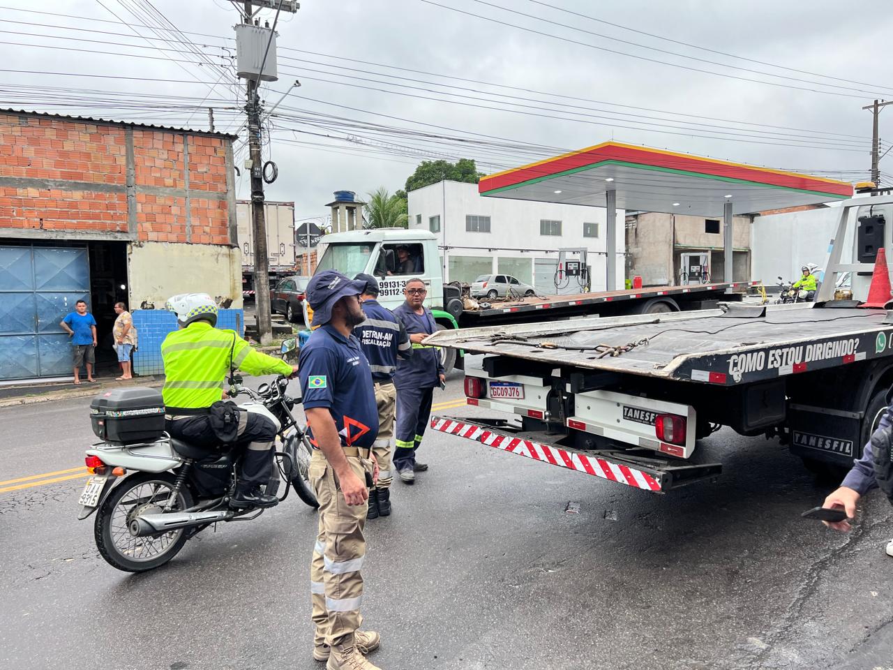 Operação Sucata fiscaliza oficinas mecânicas e remove veículos abandonados