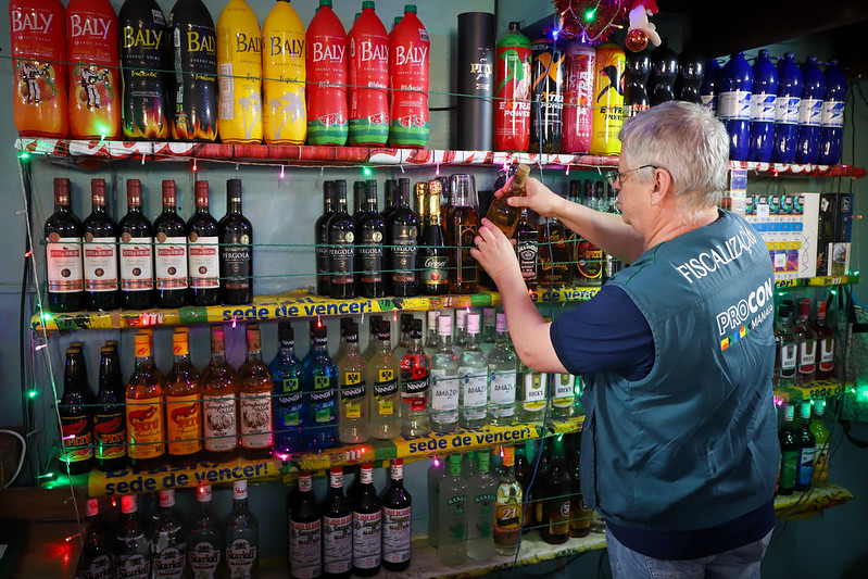 Operação contra metanol apreende 13 mil litros de bebidas irregulares em Manaus