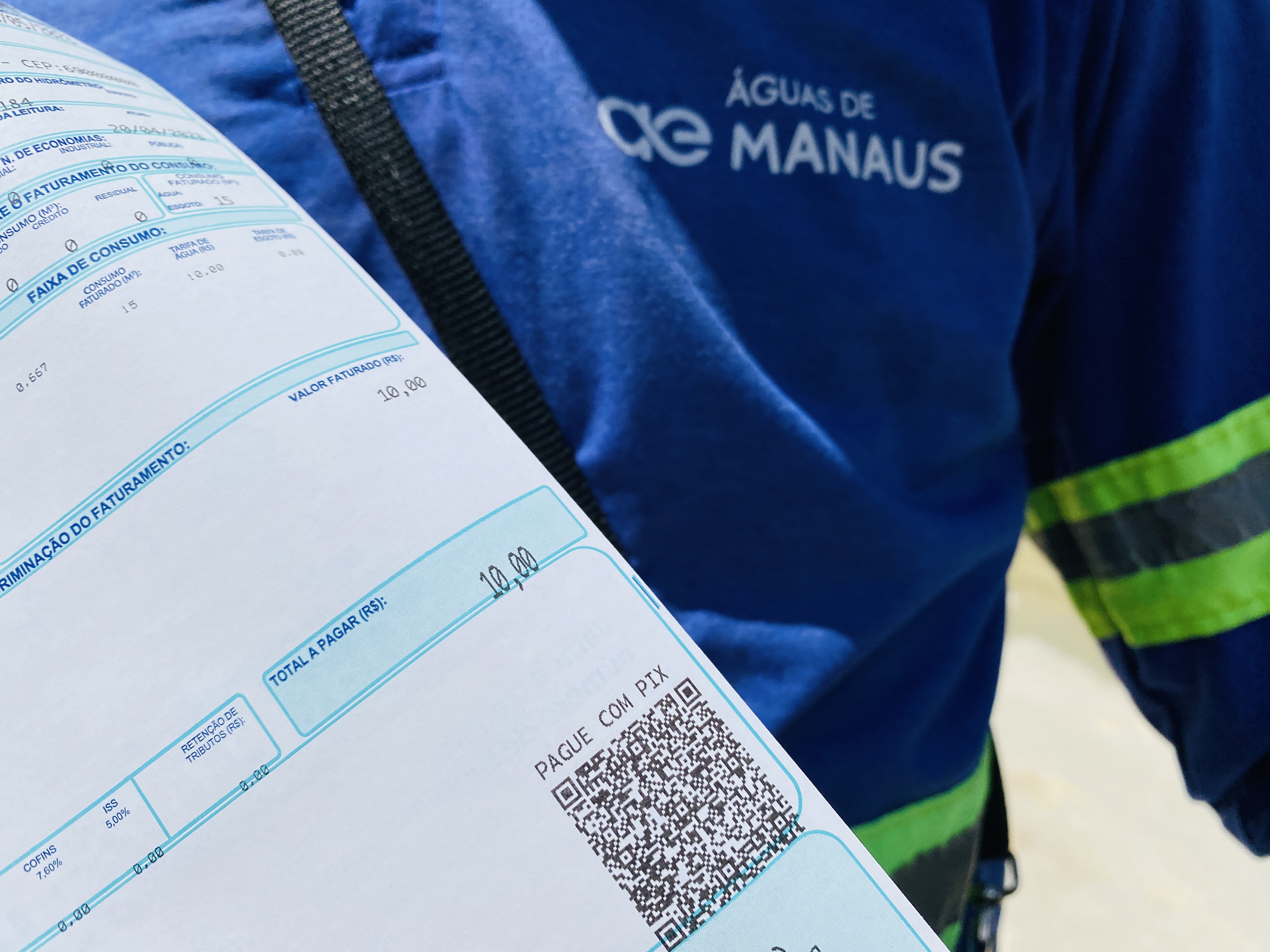 Faturas de água com valor de R$ 10 começam a ser entregues a famílias em Manaus