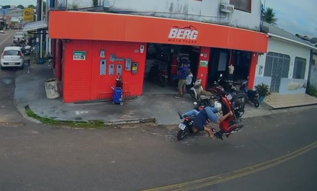 Vídeo: Motoqueiro bate sofre acidente e dá cambalhota em Manacapuru; veja