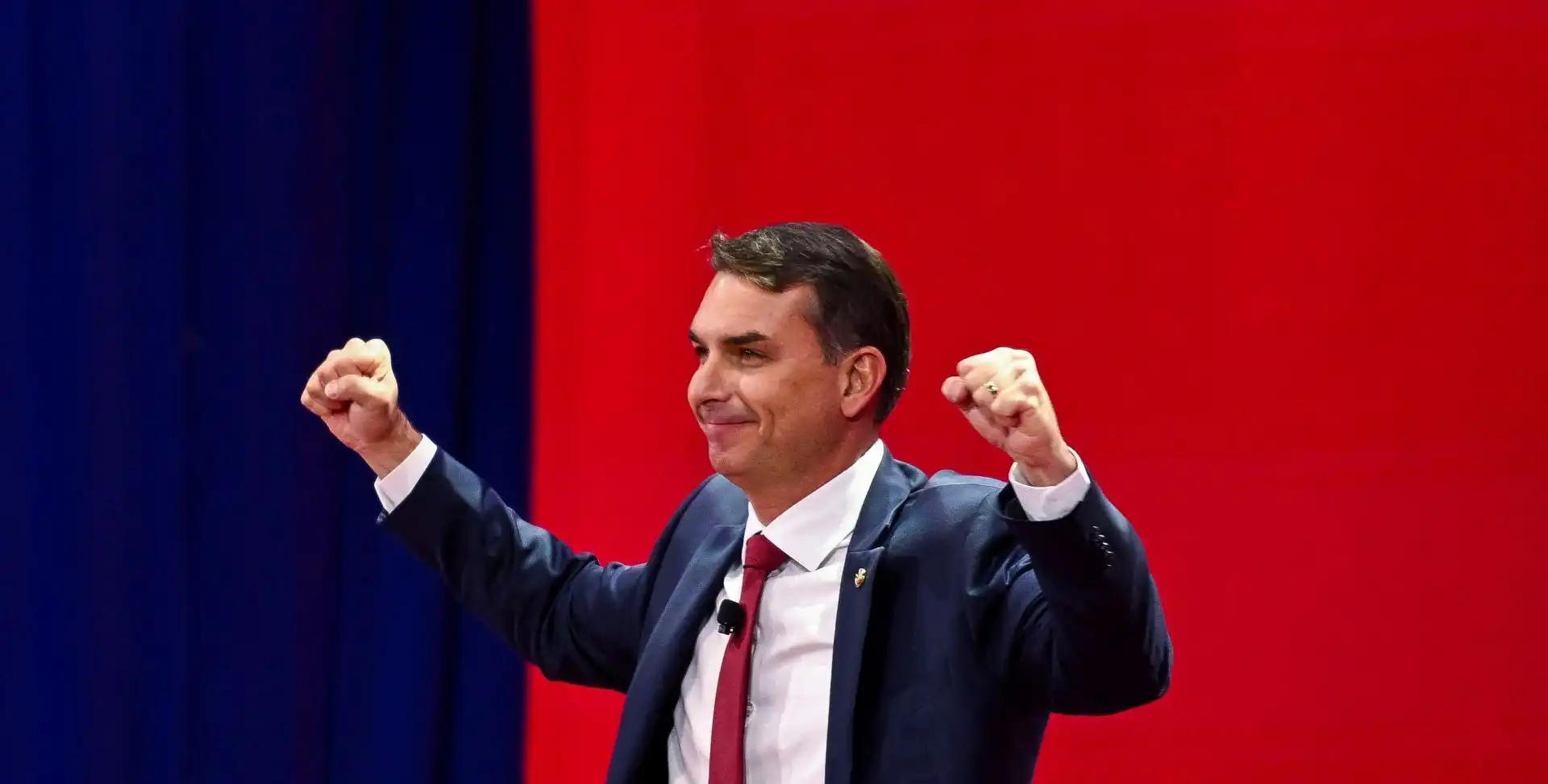 Vídeo: Flávio oferece riquezas estratégicas do Brasil aos EUA e Eduardo usa CPAC para atacar Justiça