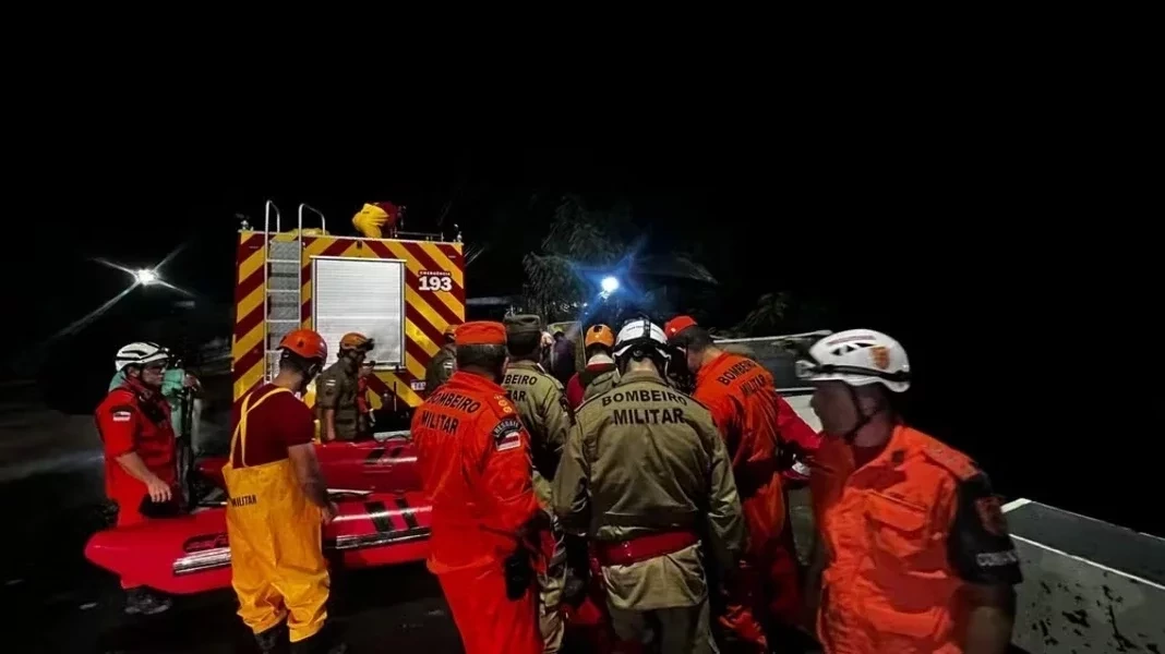 Cerca de 70 pessoas são resgatadas após chuvas em Manaus