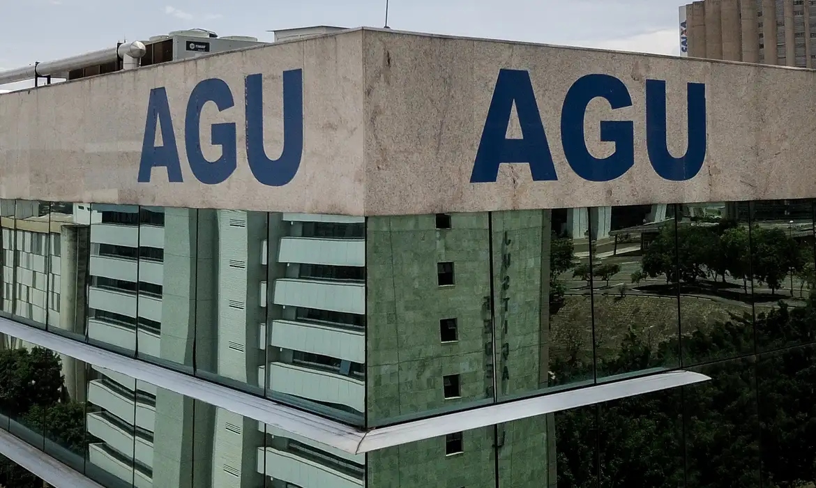 Governo identifica 97 médicos falsos de IA no Youtube e aciona Google