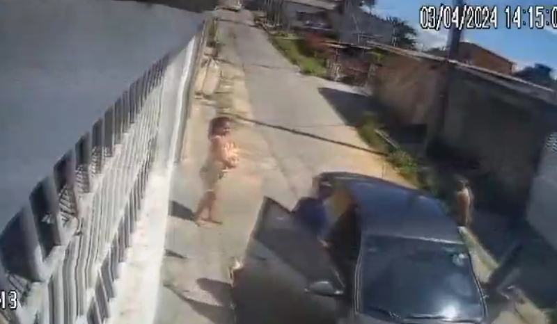 Vídeo: Casal com criança vacila na frente de casa e tem carro roubado em Manaus