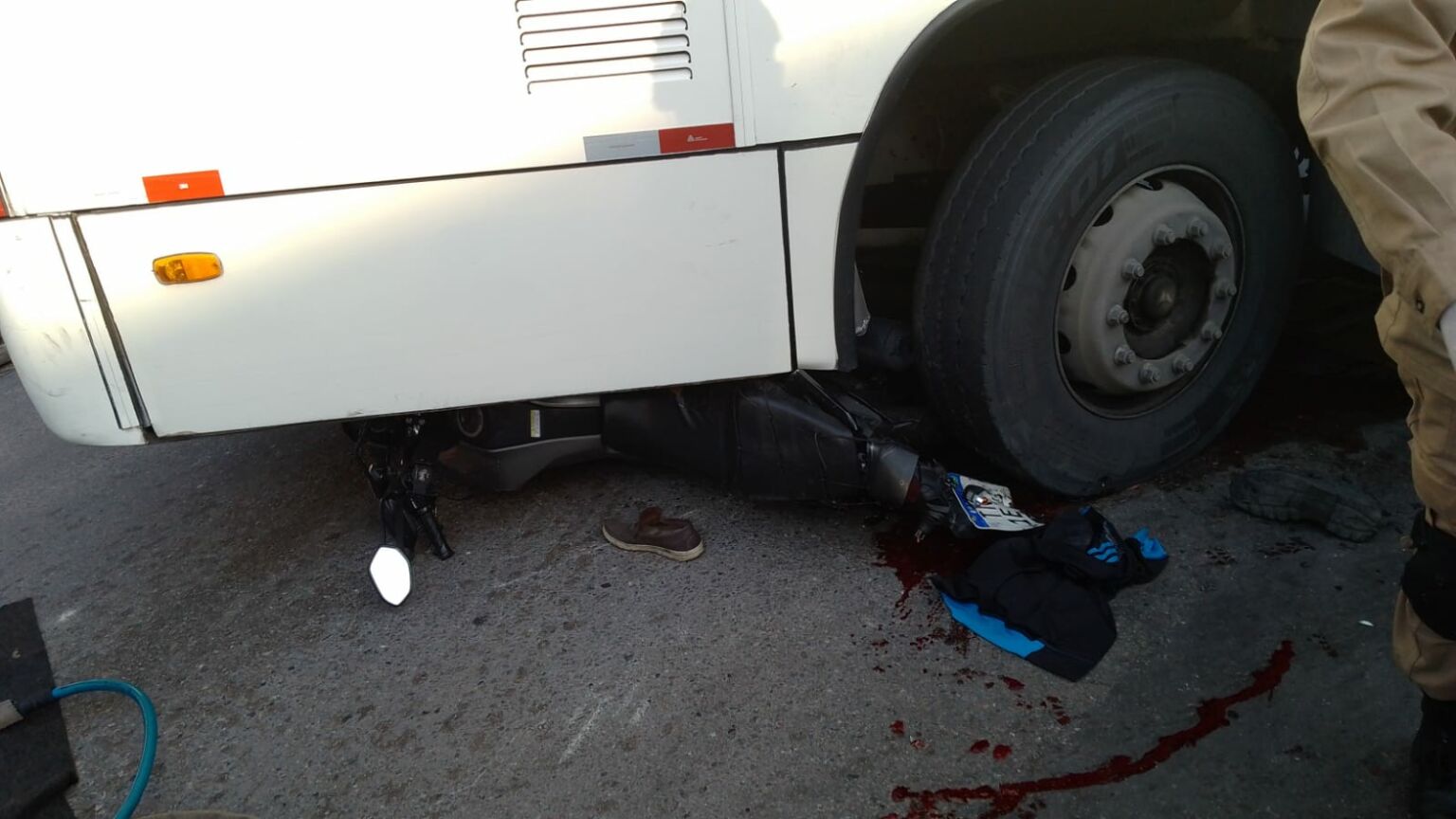 Vídeo: Motociclista e passageiro tem as pernas esmagadas após colisão com ônibus em Manaus