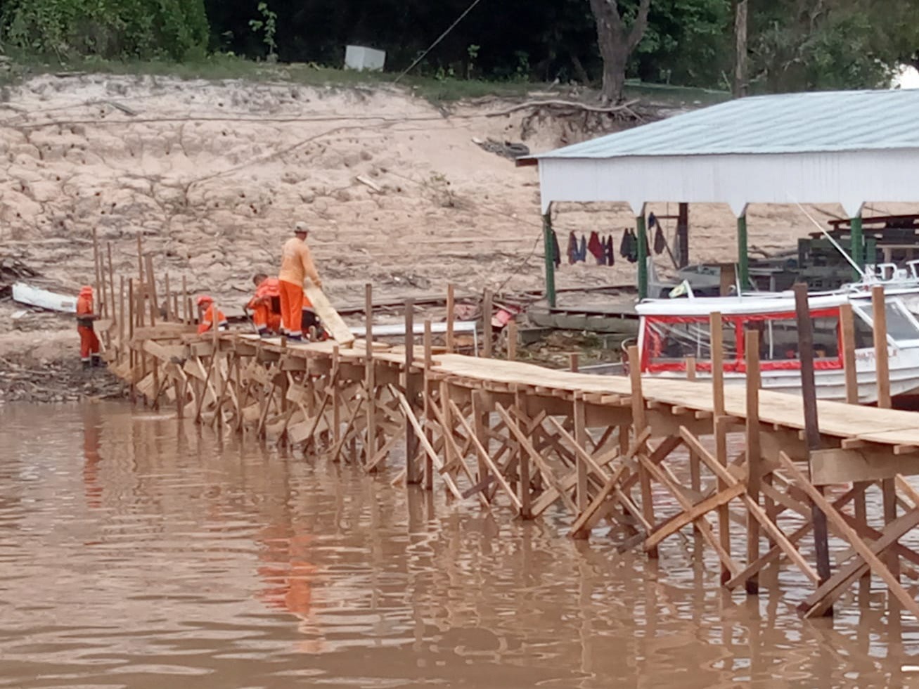 Ponte de 150 metros é construída na marina do Davi para conter impactos da seca