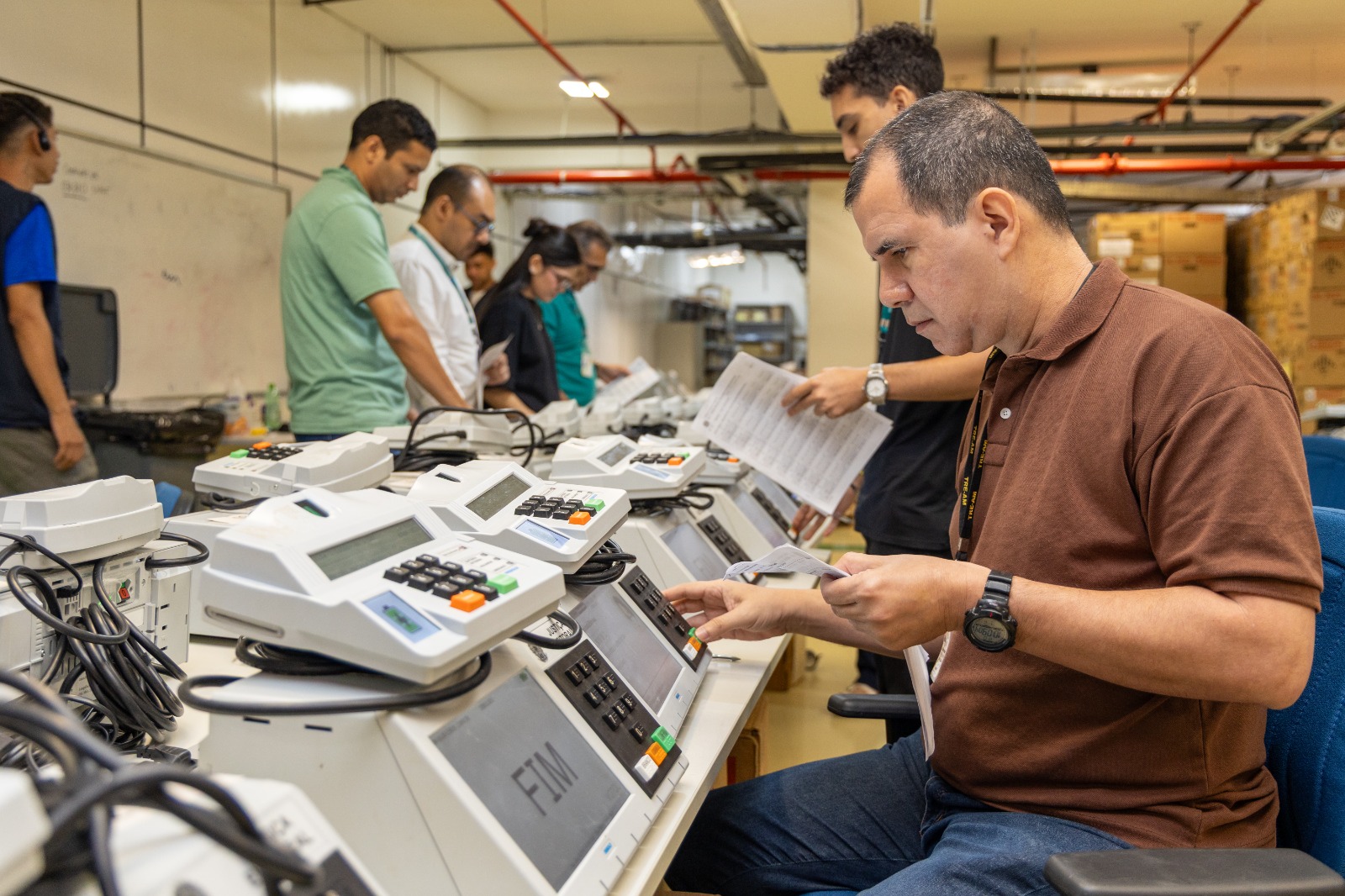 TRE-AM participa de simulado nacional para testar o funcionamento de 275 urnas eletrônicas