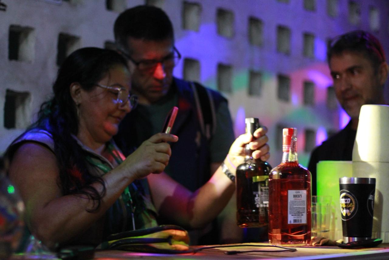 Fiscalização integrada autua bares irregulares e apreende bebidas vencidas