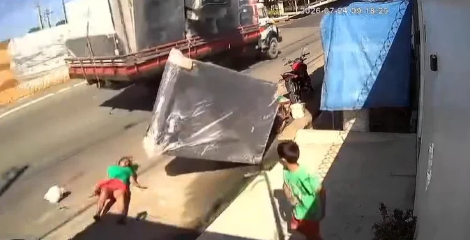 Vídeo: colchão cai de caminhão e atinge mulher em avenida de Parintins