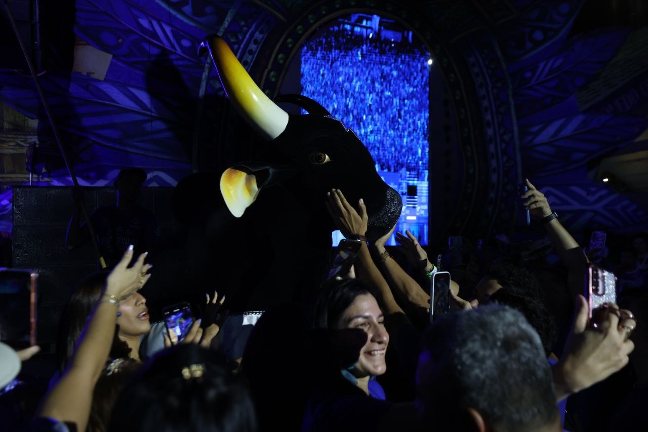 Caprichoso reúne multidão no lançamento do álbum ‘Brinquedo que Canta Seu Chão’