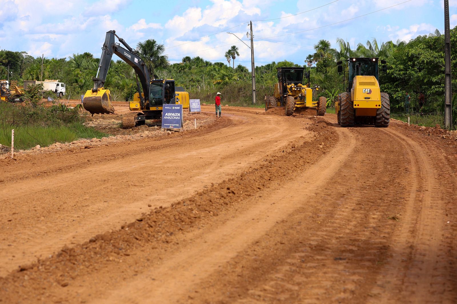 Wilson Lima assina convênio para recuperação viária e vistoria obras em estradas de Carauari