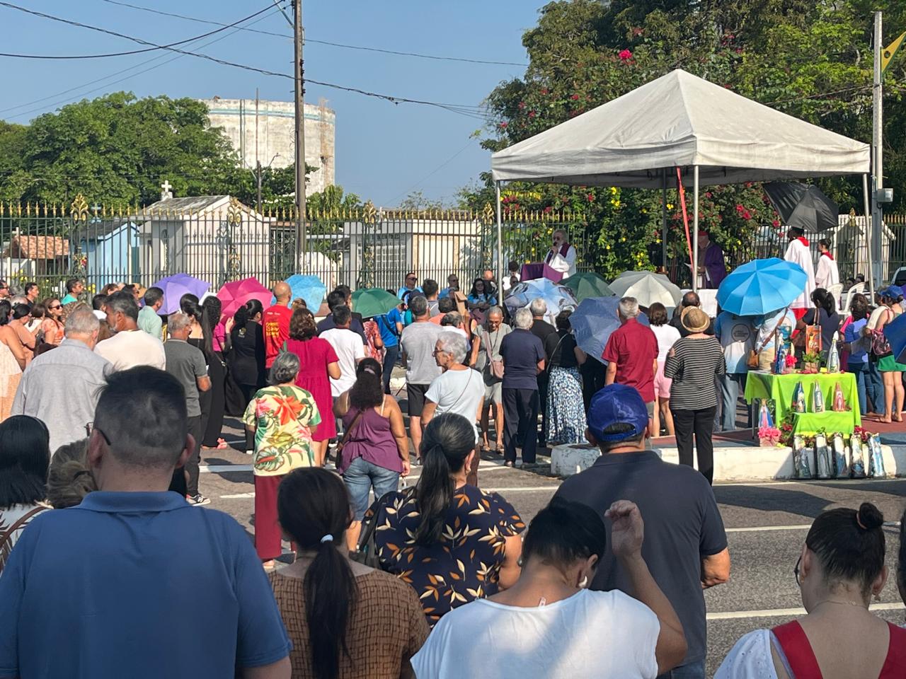 Missa campal, água gratuita e exploração comercial marcam o Dia de Finados