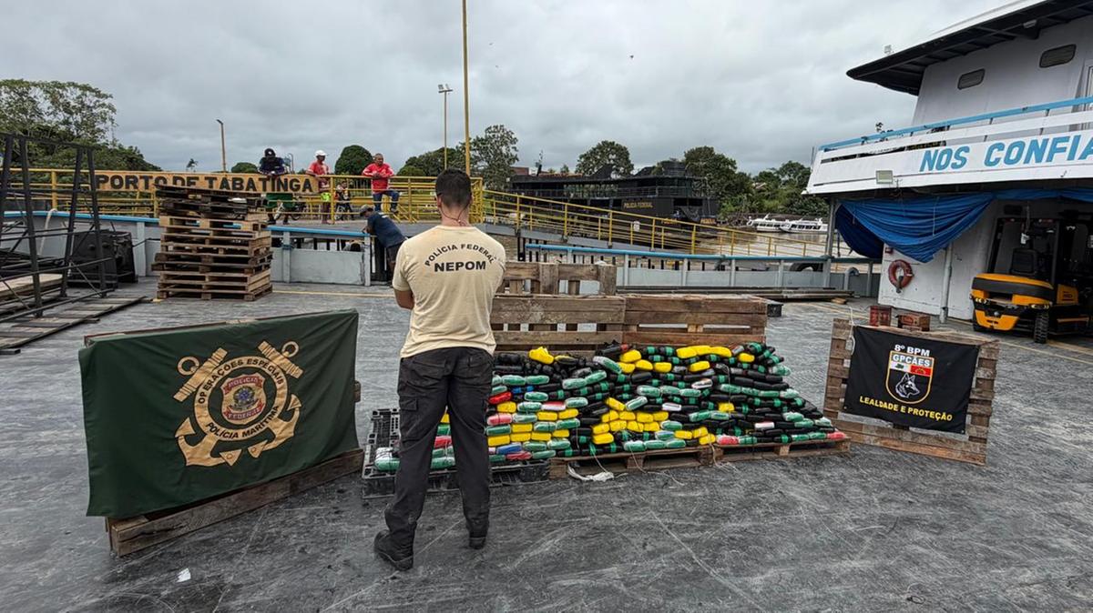 PF prende homem com 237 kg de drogas em embarcação, em Tabatinga