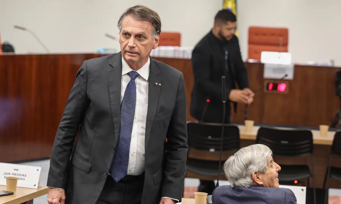 Julgamento da trama golpista é retomado com defesas de Heleno e Bolsonaro
