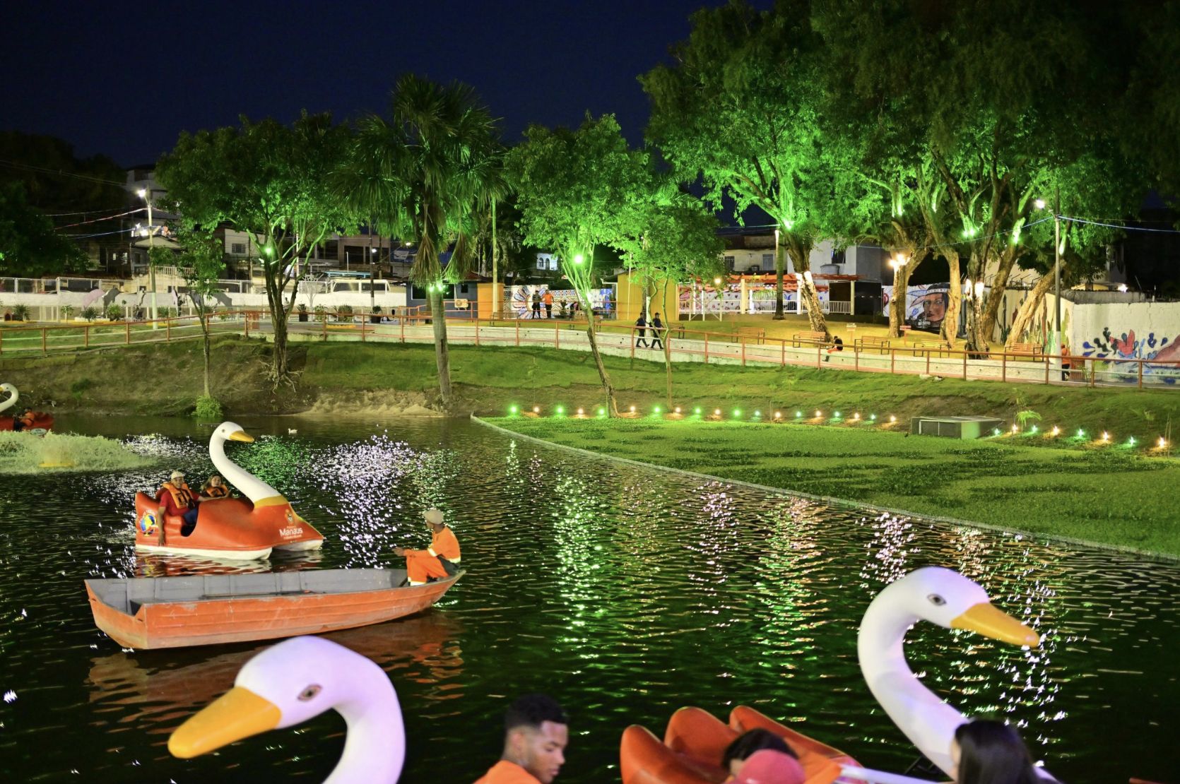 David Almeida entrega lagoa da Compensa revitalizada em comemoração aos 61 anos do bairro