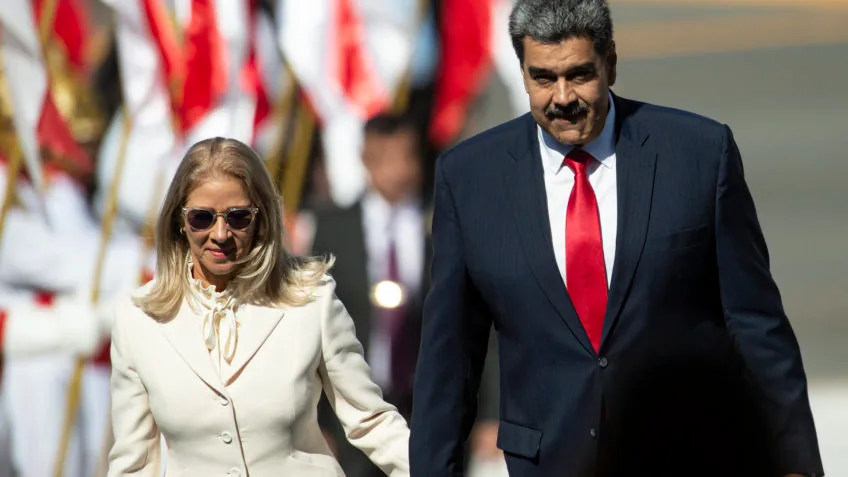 China pede aos EUA a libertação imediata de Maduro e sua esposa