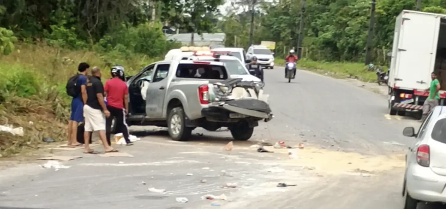 Vídeo: colisão entre Hilux e caminhão deixa trânsito lento na AM-010