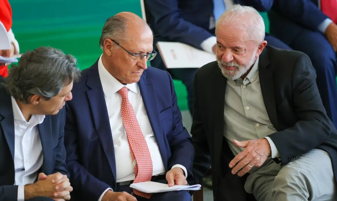 Governo vai trabalhar para reverter taxação dos EUA, diz Alckmin