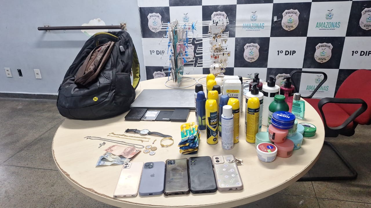 PM prende dupla suspeita de série de roubos após perseguição em Manaus