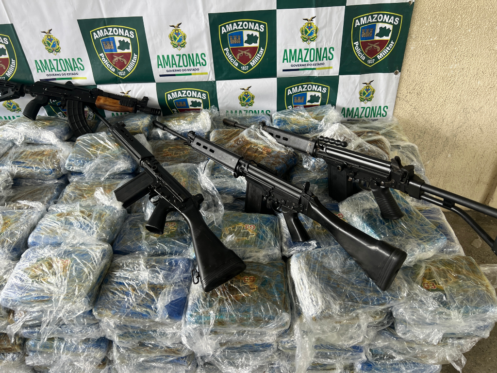 Meia tonelada de entorpecentes e sete fuzis são apreendidos em ação na zona Sul de Manaus