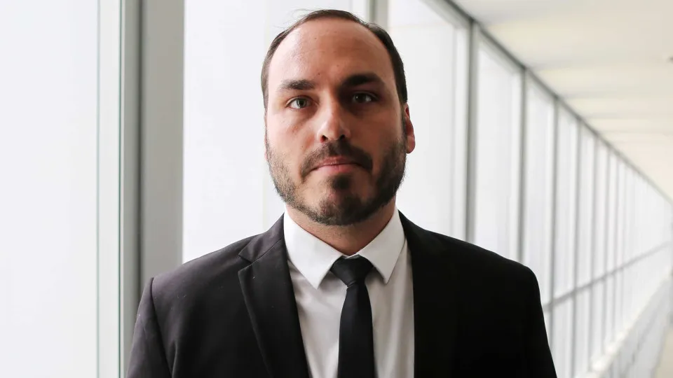 MP-RJ retoma investigação sobre 'rachadinha' contra Carlos Bolsonaro