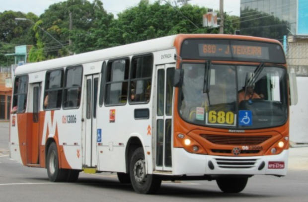 Motorista e passageiros reagem à assalto a ônibus na linha 680