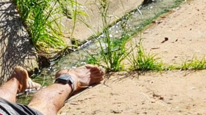 Morador sai para comprar pão e encontra cadáver na sarjeta em Manaus