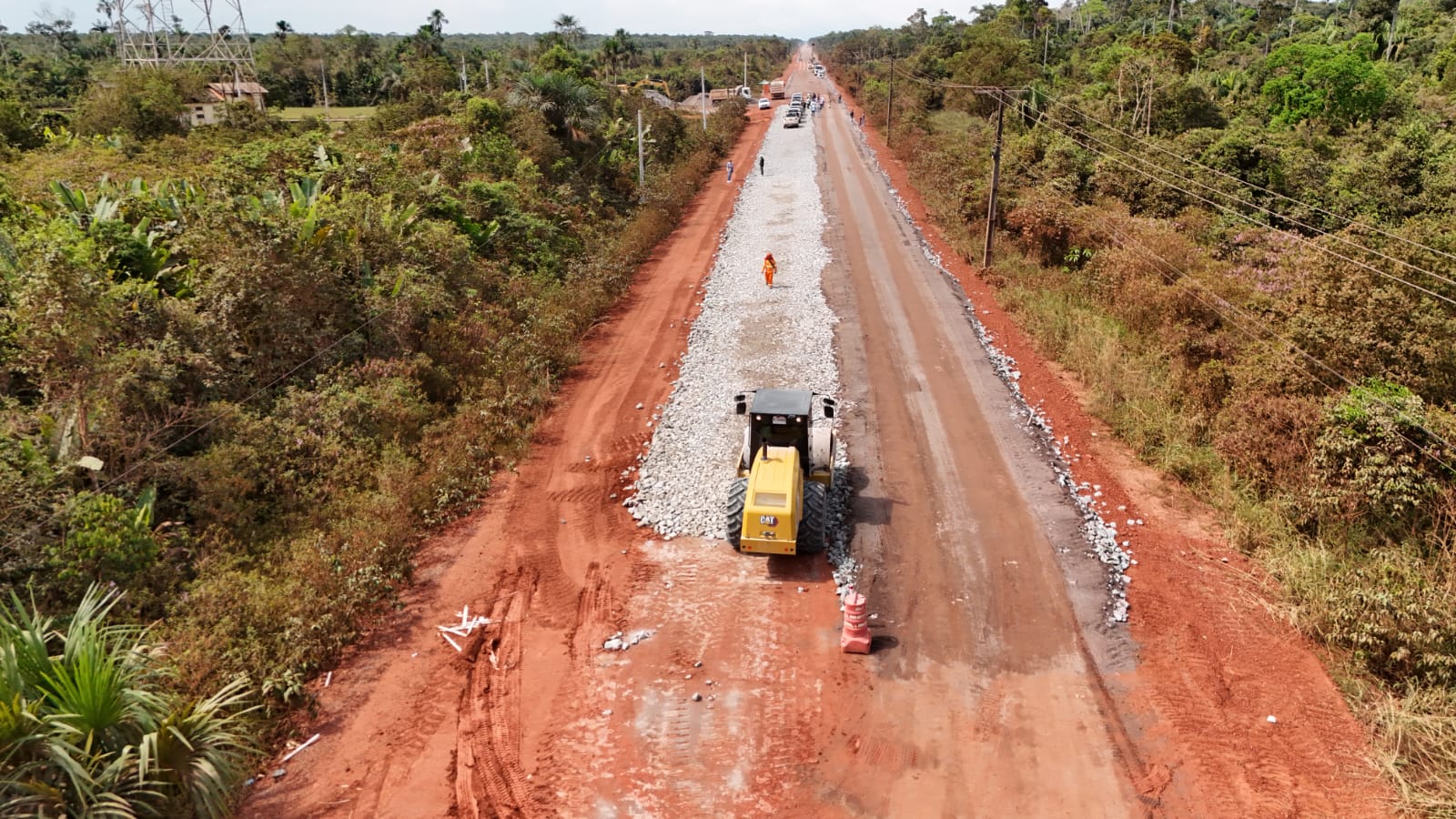 Reforma de pontes e início da pavimentação movimentam o trecho mais crítico da BR-319