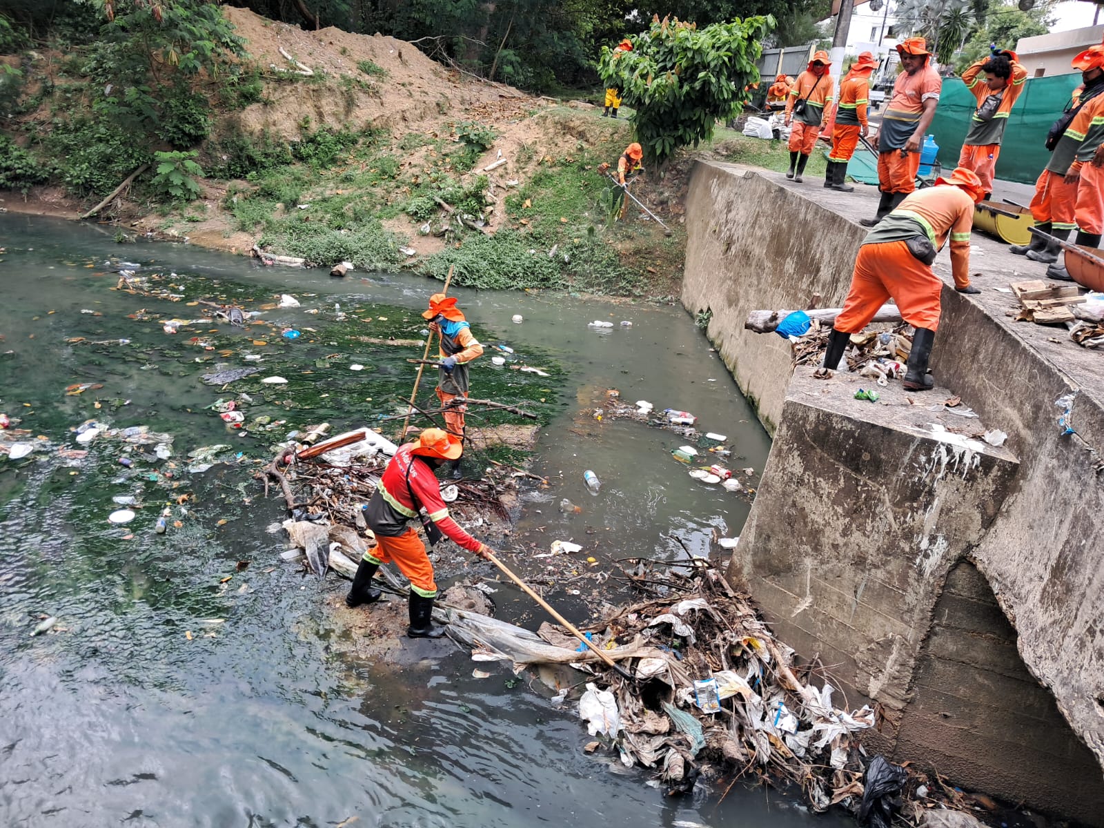 Prefeitura intensifica limpeza de igarapés em Manaus