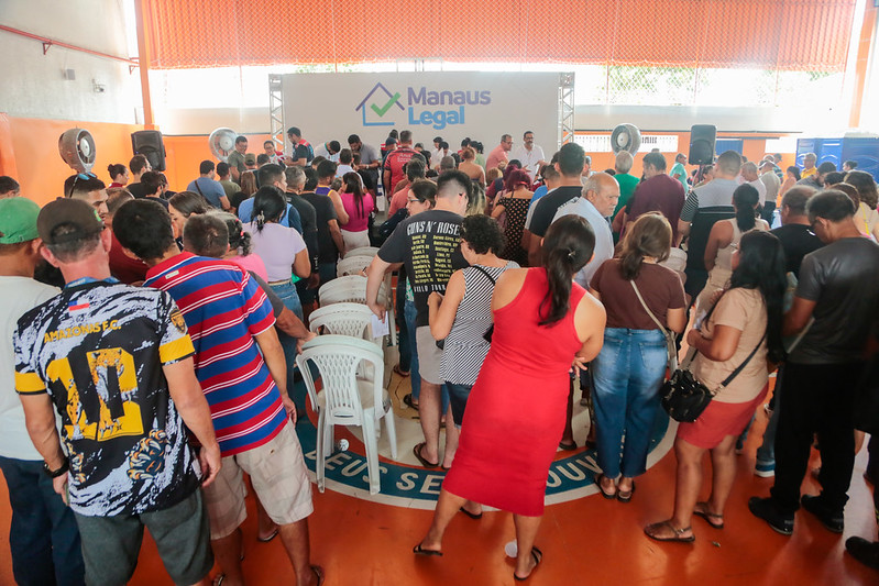 Em Manaus, 300 famílias recebem títulos de regularização fundiária