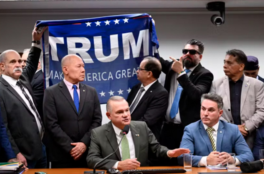 A surreal exibição de apoio a Trump em pleno Congresso Nacional; Alberto Neto estava lá