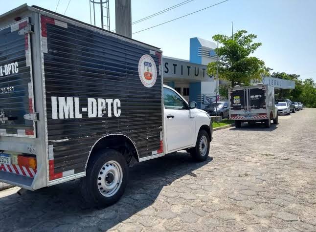 Mulher é achada morta com marcas de tiros em ramal da AM-010