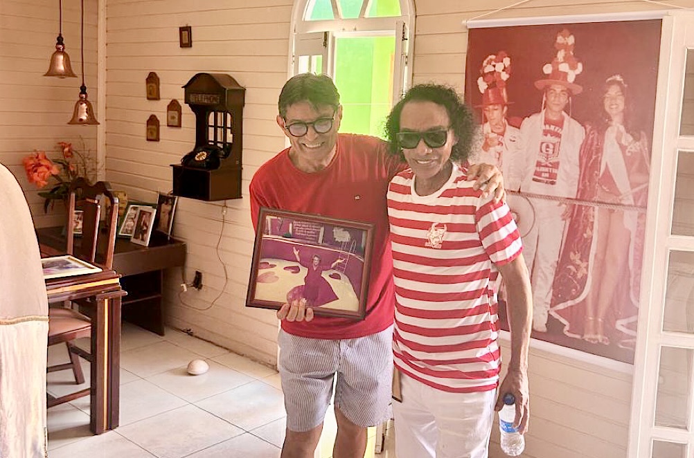 Chico da Silva visita a casa dos Faria, dá aula de história de boi e conta como compôs Vermelho