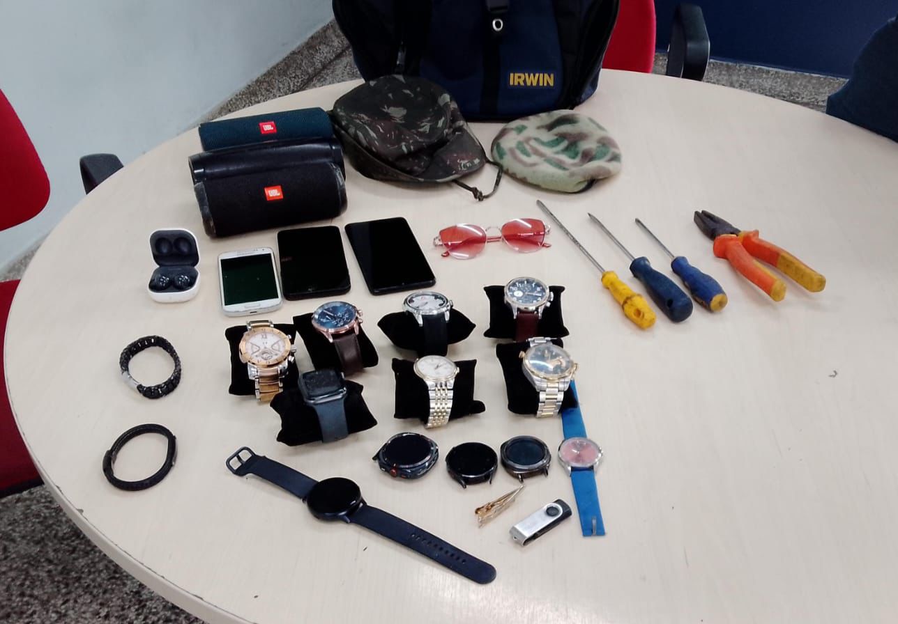 Suspeito é preso por furto de R$ 50 mil em relógios, arma e celulares em Manaus