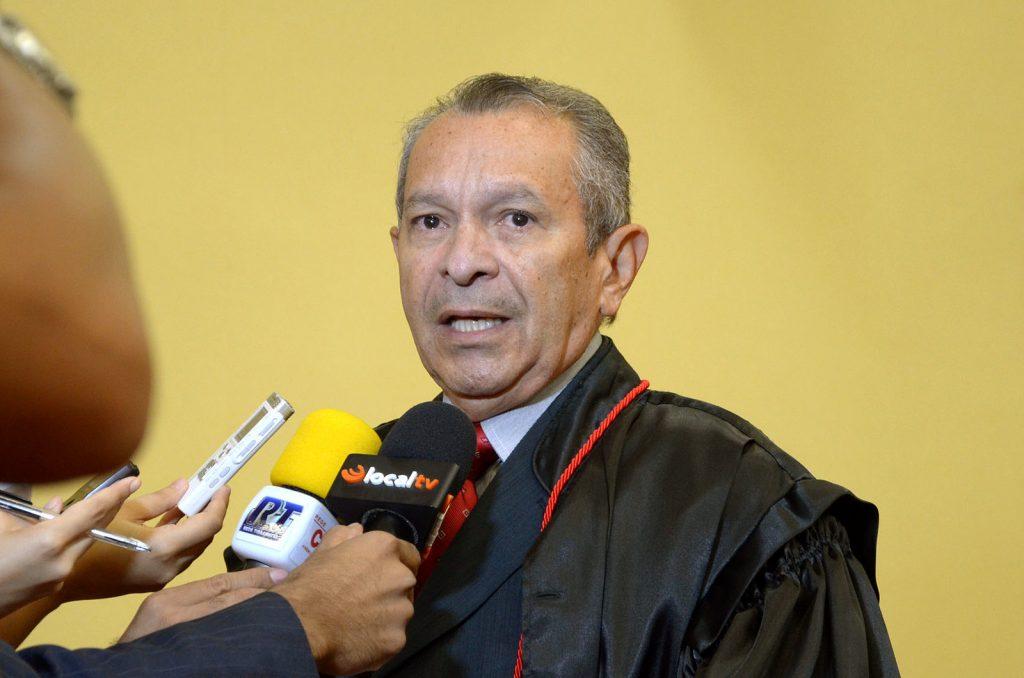 Condenado por estupro, ex-desembargador vai para regime domiciliar em Manaus