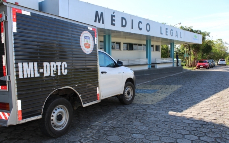Feto é encontrado dentro de caixa em praça no bairro Colônia Oliveira Machado