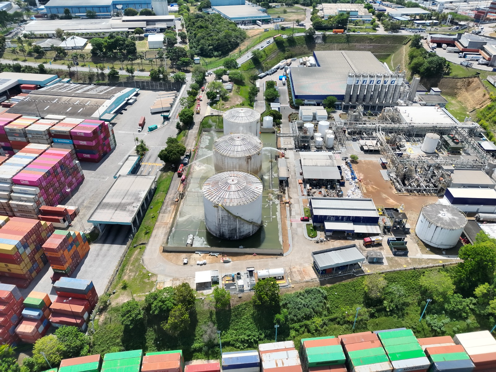 Bombeiros iniciam sucção de estireno para conter vazamento no Distrito Industrial de Manaus