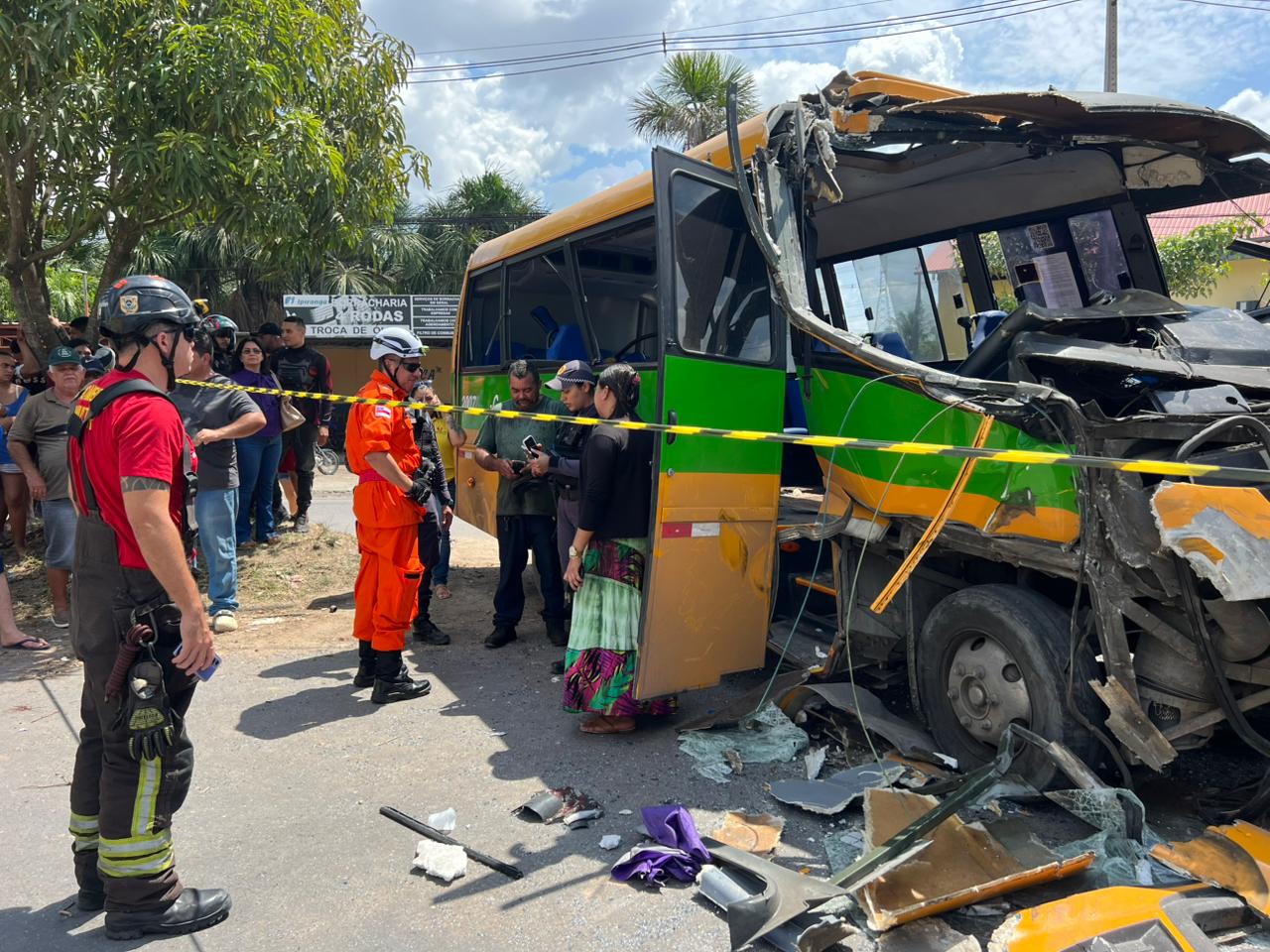 Vídeo: acidente entre micro-ônibus e caçamba deixa feridos na Zona Norte de Manaus