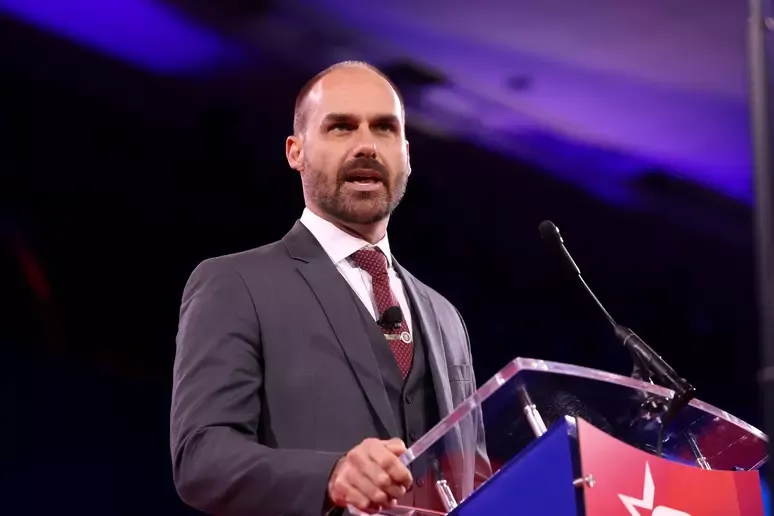 Eduardo Bolsonaro diz que não vai renunciar ao mandato de deputado