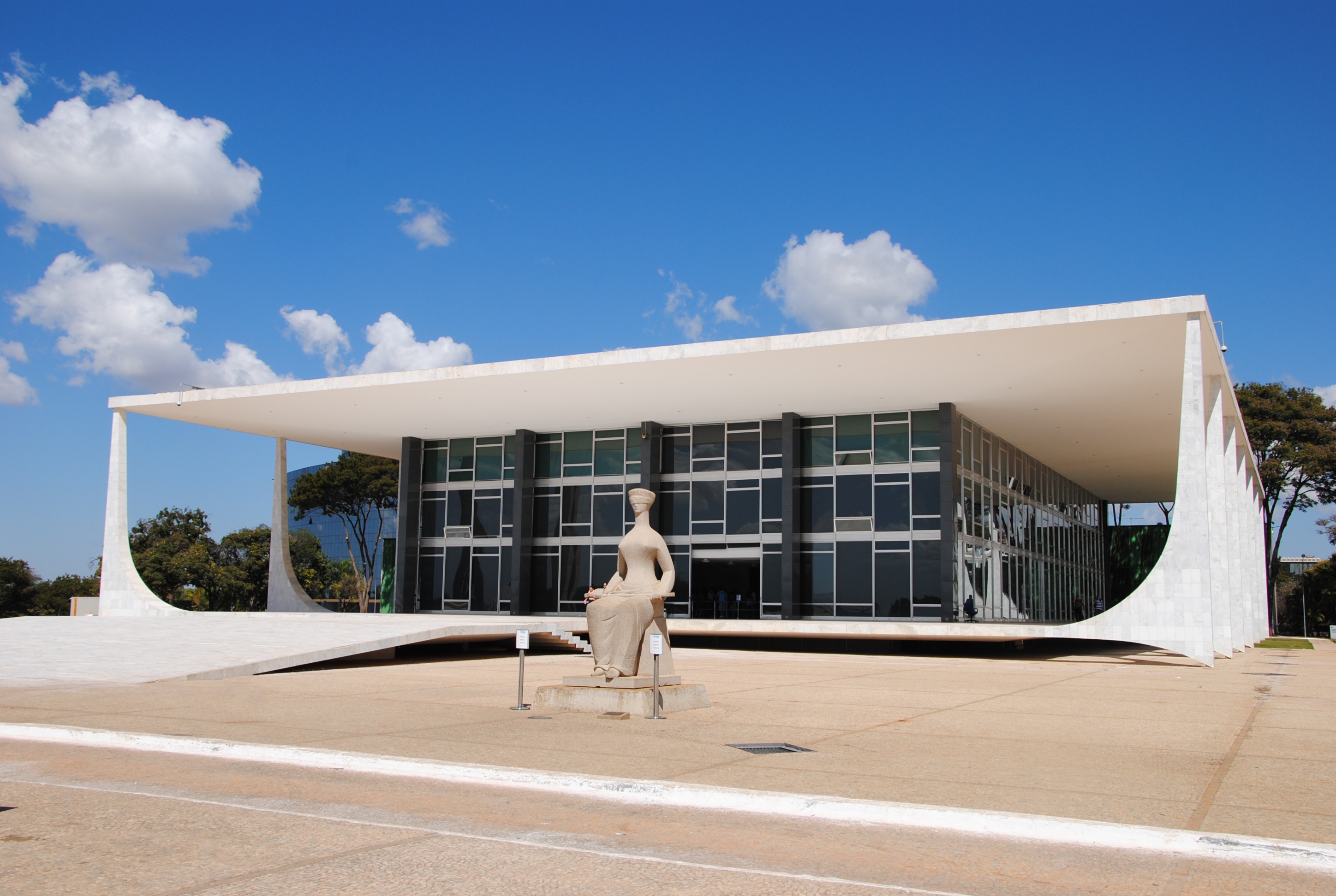 Delegados acionam STF contra idade mínima para aposentadoria de policiais no AM