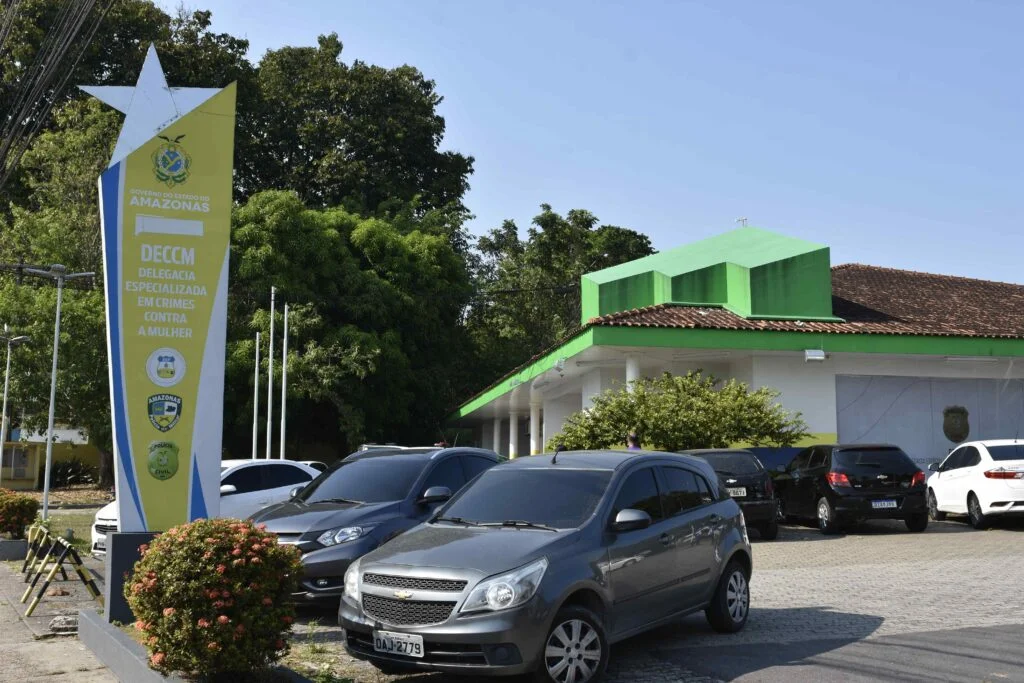 Tenente da PM é preso após asfixiar e apontar arma contra companheira em Manaus