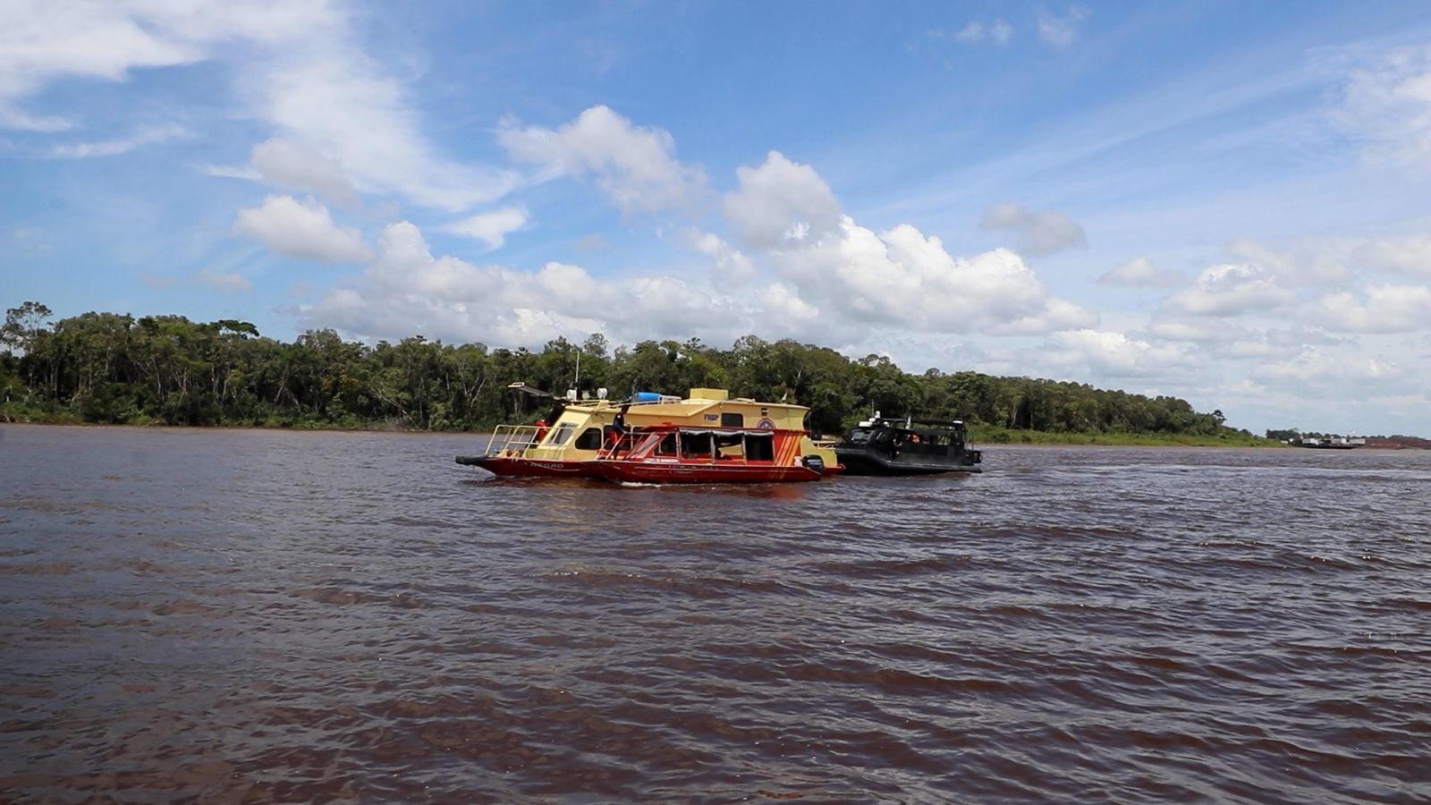 Famílias de vítimas de naufrágio recebem apoio no Porto de Manaus; buscas entram no 4º dia