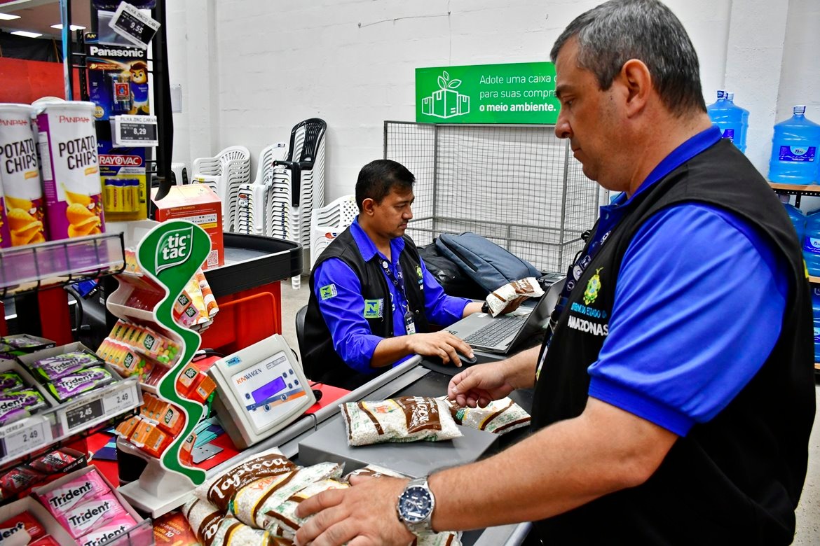 Ipem-AM conduz operação conjunta e intensifica fiscalização em supermercados
