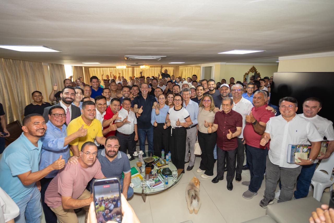 Omar Aziz recebe lideranças da capital e do interior do AM em apoio à pré-candidatura