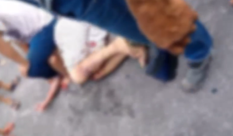 Vídeo: Homem é preso após esfaquear ex-namorada em terminal de ônibus em Manaus