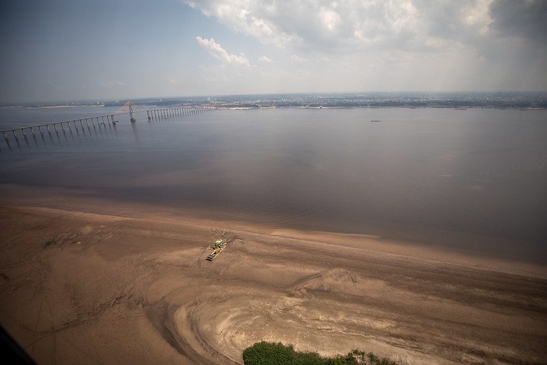 Rio Negro atinge menor nível da história devido à estiagem