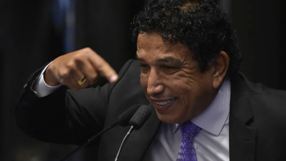Magno Malta dá tapa na cara de técnica durante exame no DF