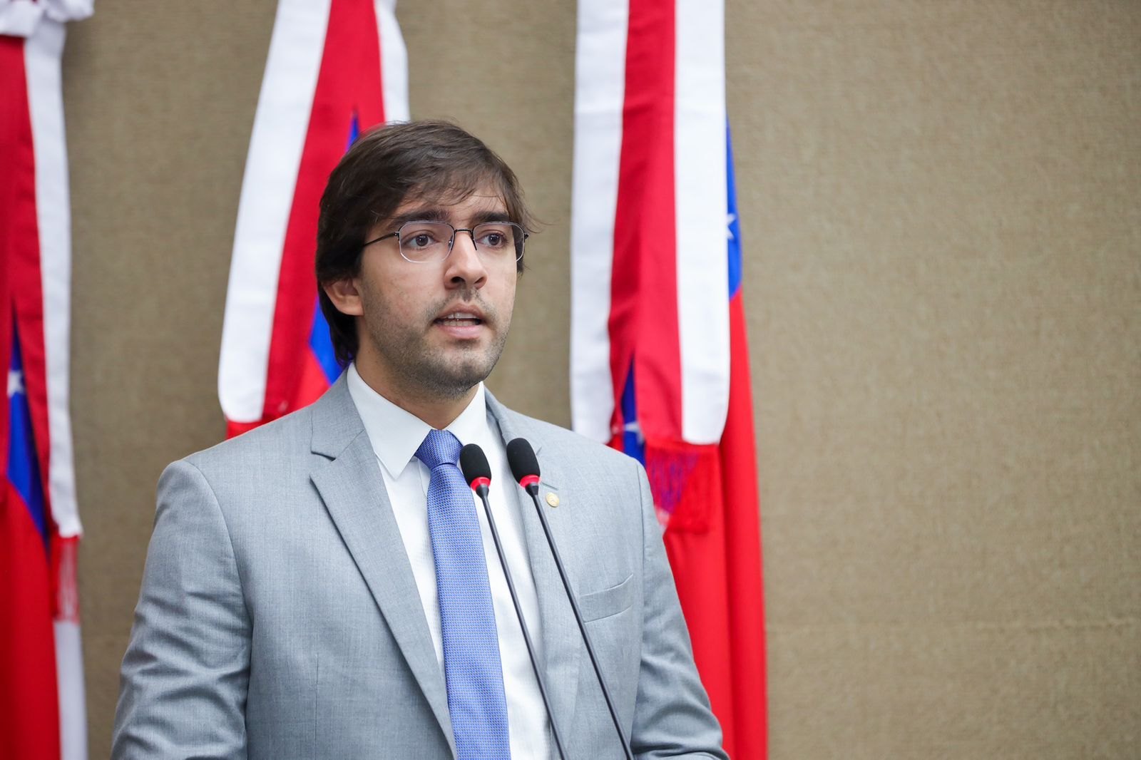 Deputado quer contas de água e luz em braile e prioridade em processos administrativos para pessoas com deficiência