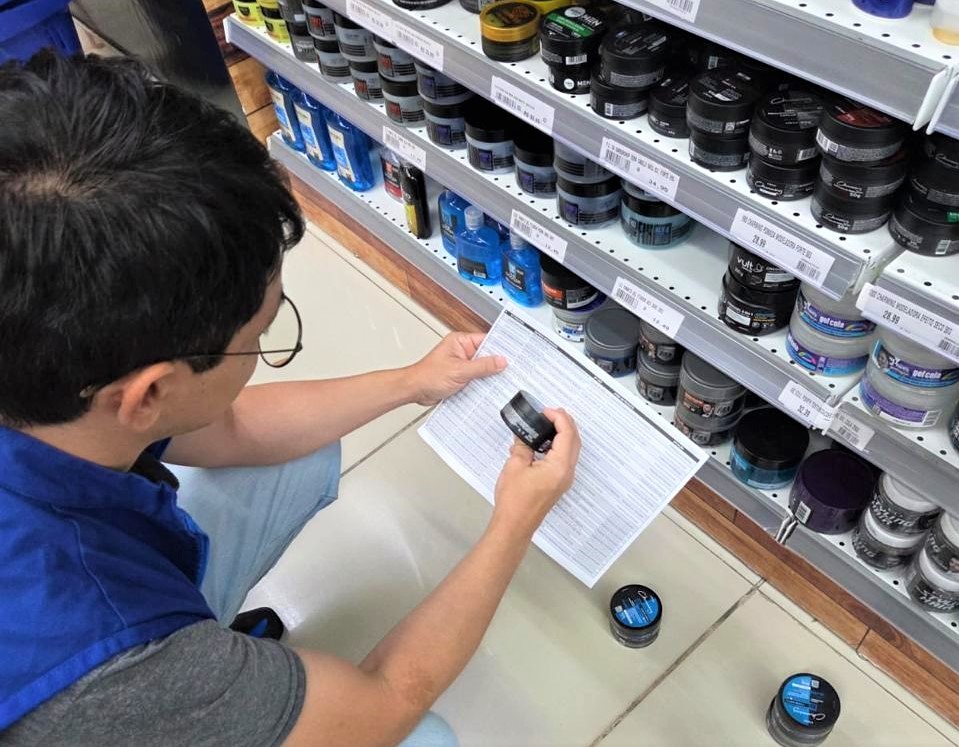 Fiscalização apreende 60 pomadas capilares irregulares de comércios em Manaus